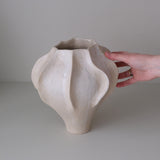 Vase en grès blanc "Thala" L - H 25cm - blanc beige de Lucia Mondadori chez Brutal Ceramics