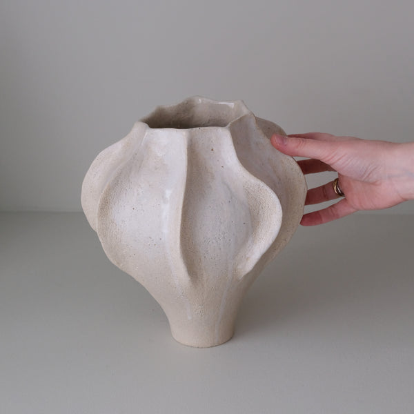 Vase en grès blanc "Thala" L - H 25cm - blanc beige de Lucia Mondadori chez Brutal Ceramics