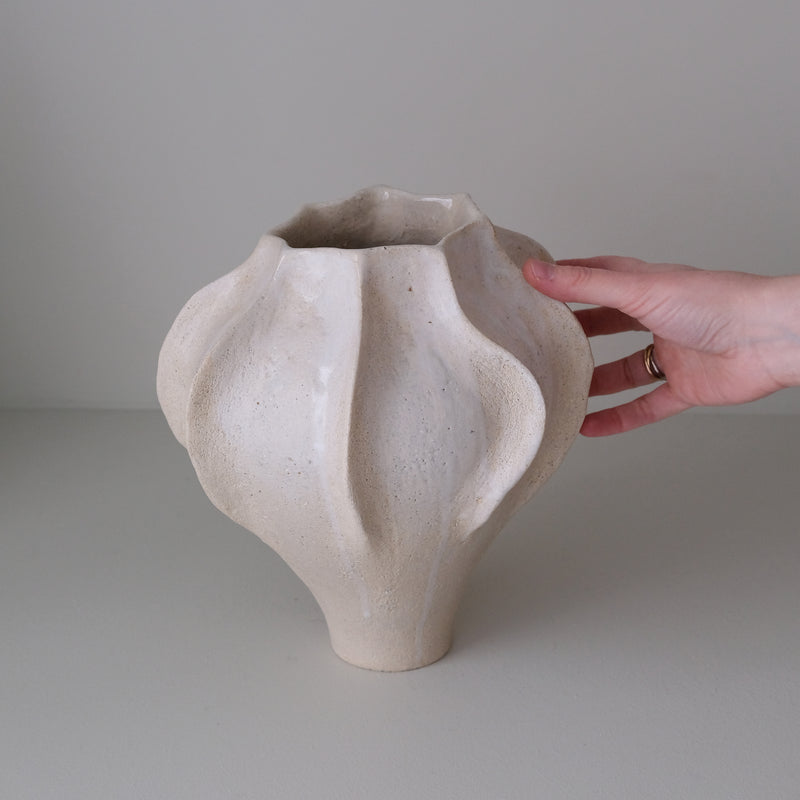 Vase en grès blanc "Thala" L - H 25cm - blanc beige de Lucia Mondadori chez Brutal Ceramics