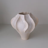 Vase en grès blanc "Thala" L - H 25cm - blanc beige de Lucia Mondadori chez Brutal Ceramics