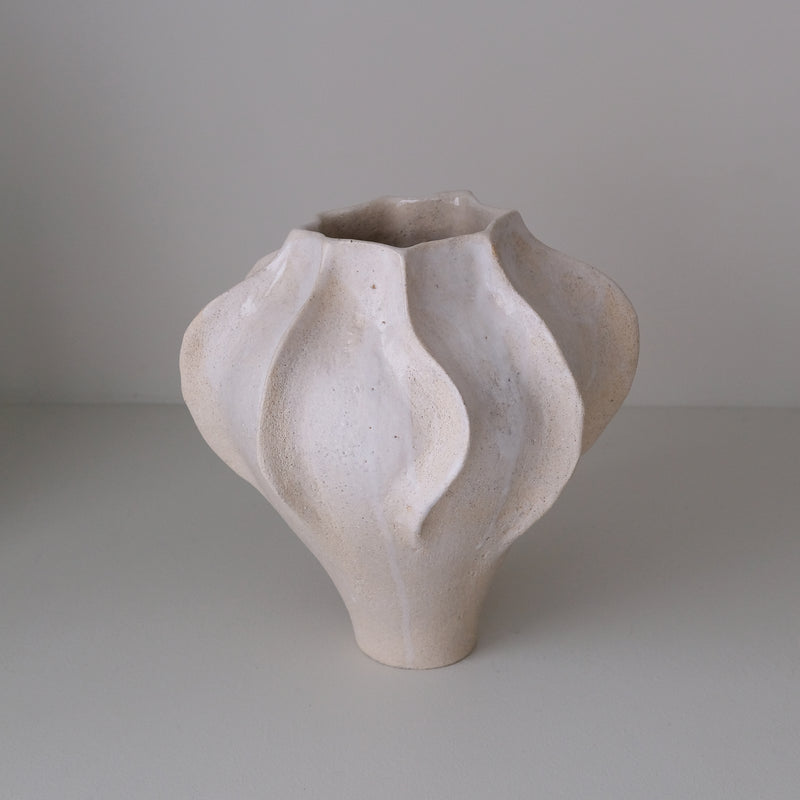 Vase en grès blanc "Thala" L - H 25cm - blanc beige de Lucia Mondadori chez Brutal Ceramics