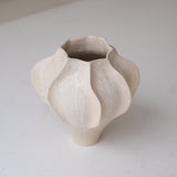Vase en grès blanc "Thala" L - H 25cm - blanc beige de Lucia Mondadori chez Brutal Ceramics