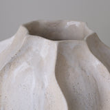 Vase en grès blanc "Thala" L - H 25cm - blanc beige de Lucia Mondadori chez Brutal Ceramics