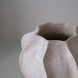 Vase en grès blanc "Thala" L - H 25cm - blanc beige de Lucia Mondadori chez Brutal Ceramics