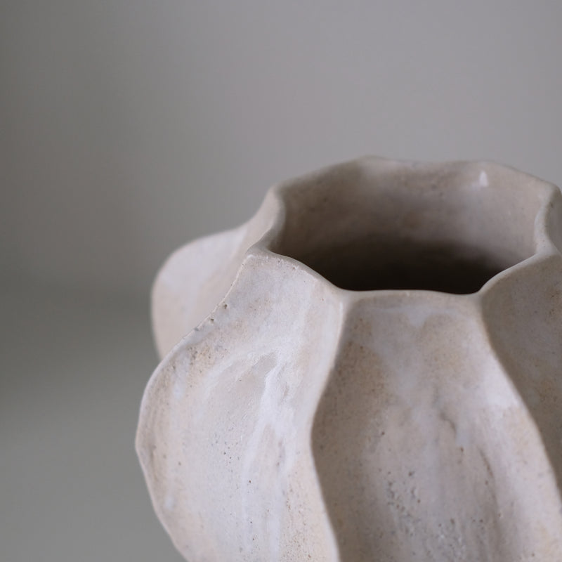 Vase en grès blanc "Thala" L - H 25cm - blanc beige de Lucia Mondadori chez Brutal Ceramics