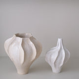 Vase en grès blanc "Thala" L - H 25cm - blanc beige de Lucia Mondadori chez Brutal Ceramics