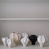 Vase en grès blanc "Thala" S - H 17cm - blanc brillant de Lucia Mondadori chez Brutal Ceramics