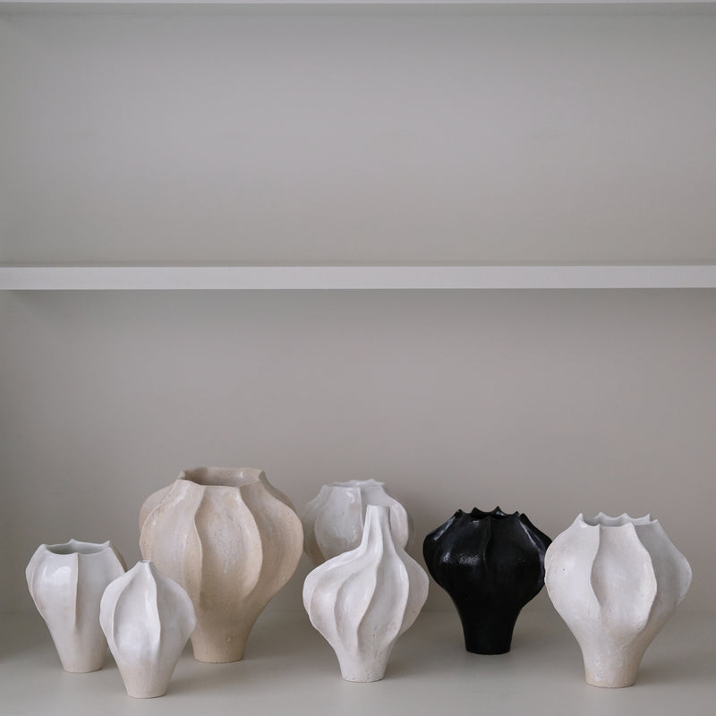 Vase en grès blanc "Thala" S - H 17cm - blanc brillant de Lucia Mondadori chez Brutal Ceramics