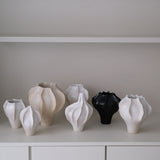 Vase en grès blanc "Thala" M - H 21cm - blanc brillant de Lucia Mondadori chez Brutal Ceramics