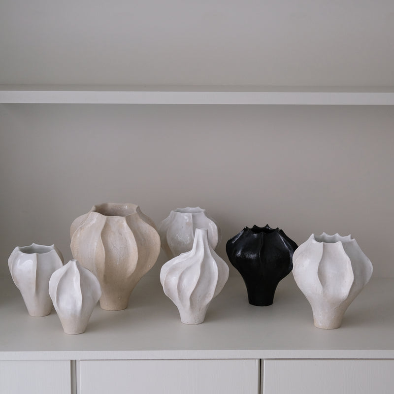 Vase en grès blanc "Thala" L - H 25cm - blanc beige de Lucia Mondadori chez Brutal Ceramics