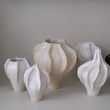 Vase en grès blanc "Thala" L - H 25cm - blanc beige de Lucia Mondadori chez Brutal Ceramics