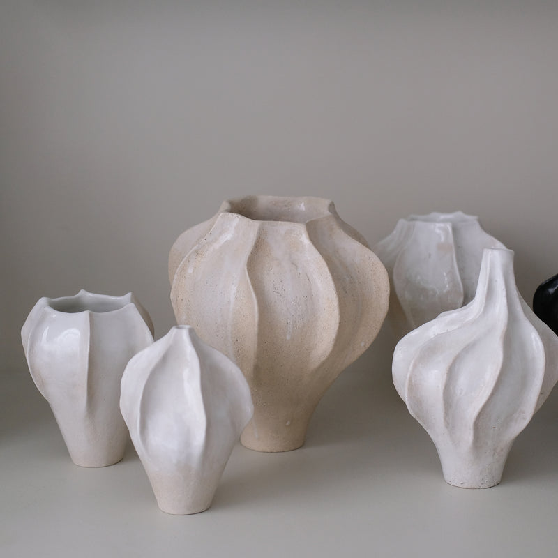 Vase en grès blanc "Thala" L - H 25cm - blanc beige de Lucia Mondadori chez Brutal Ceramics