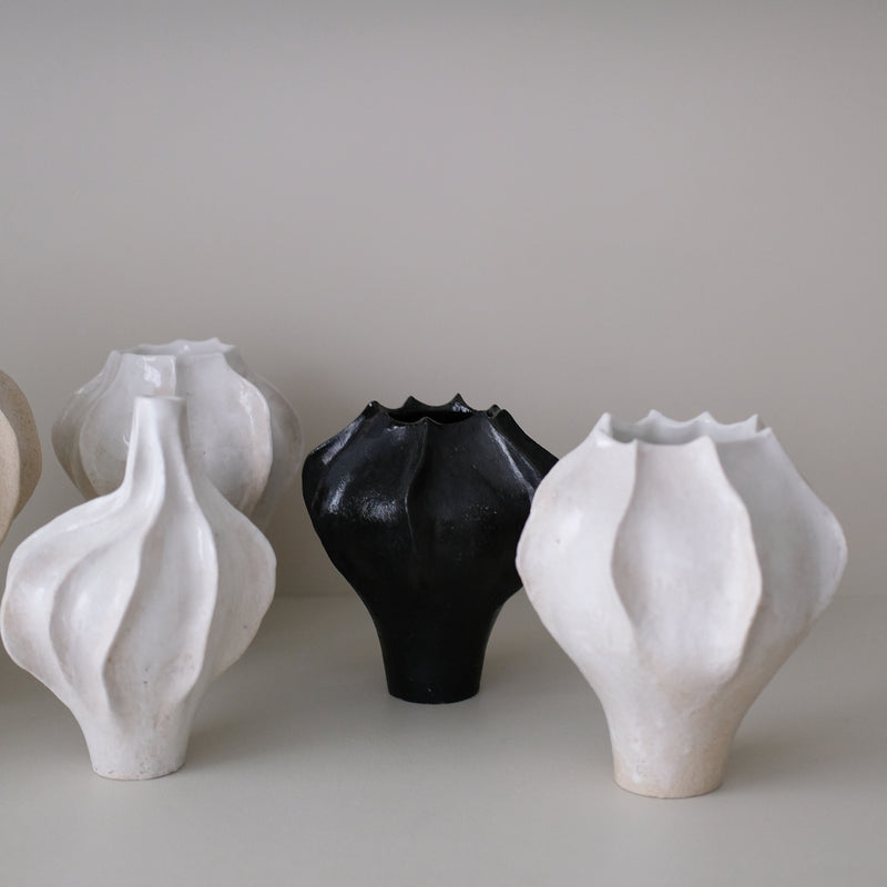 Vase en grès blanc "Thala" M - H 19cm - noir satiné de Lucia Mondadori chez Brutal Ceramics