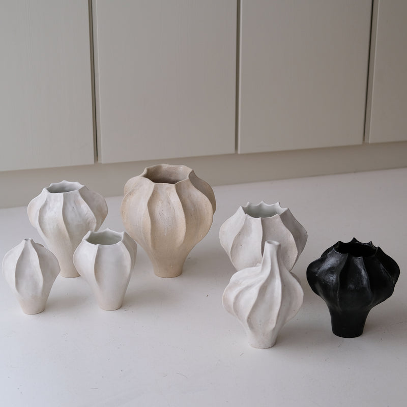 Vase en grès blanc "Thala" M - H 22cm - blanc brillant de Lucia Mondadori chez Brutal Ceramics