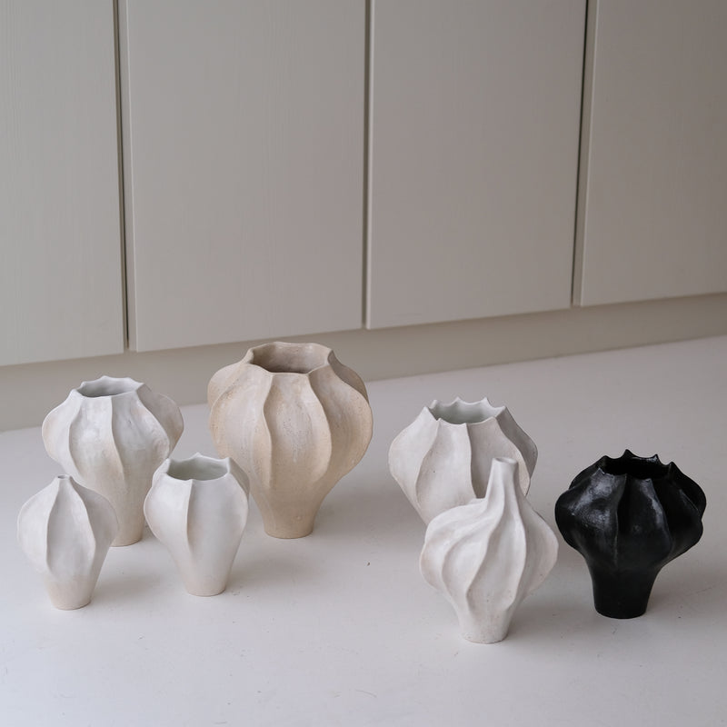 Vase en grès blanc "Thala" M - H 22cm - blanc brillant de Lucia Mondadori chez Brutal Ceramics