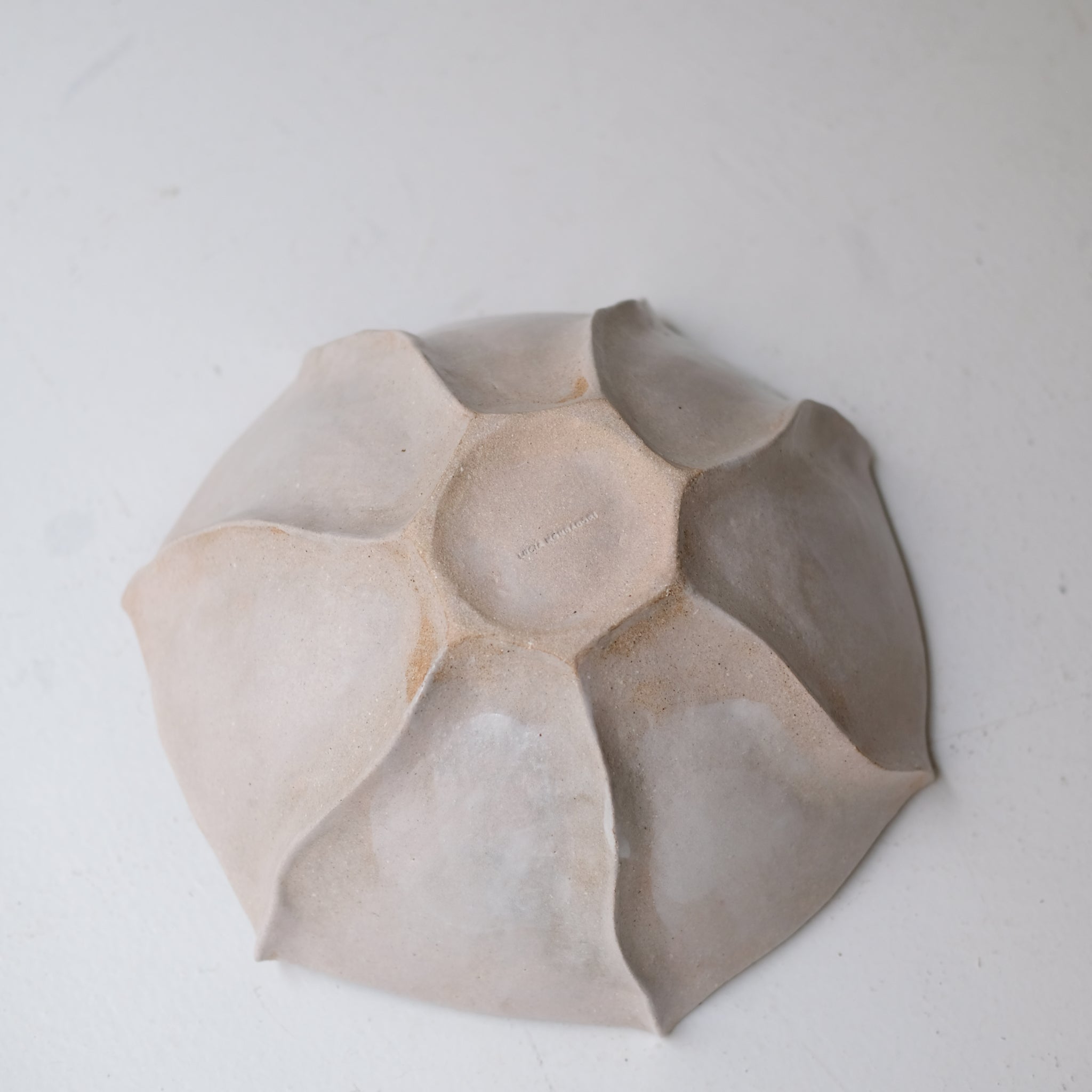 Coupe en grès blanc "Thala"  D 26cm - blanc brillant de Lucia Mondadori chez Brutal Ceramics