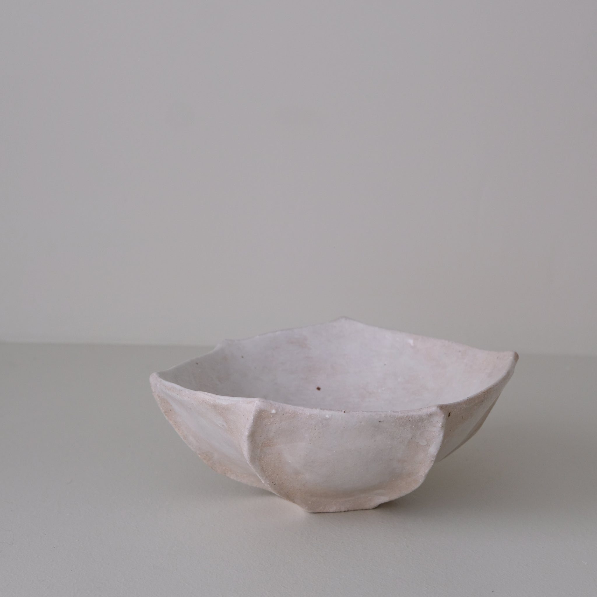 Coupe en grès blanc "Thala"  D 20cm - blanc brillant de Lucia Mondadori chez Brutal Ceramics