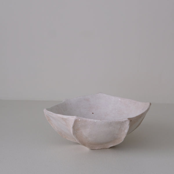 Coupe en grès blanc "Thala"  D 20cm - blanc brillant de Lucia Mondadori chez Brutal Ceramics