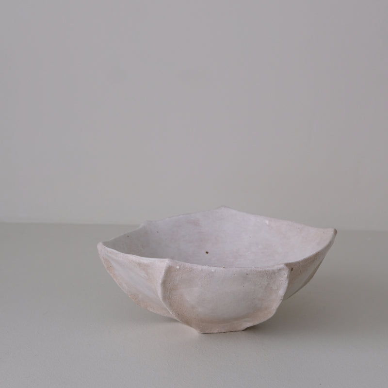Coupe en grès blanc "Thala"  D 20cm - blanc brillant de Lucia Mondadori chez Brutal Ceramics