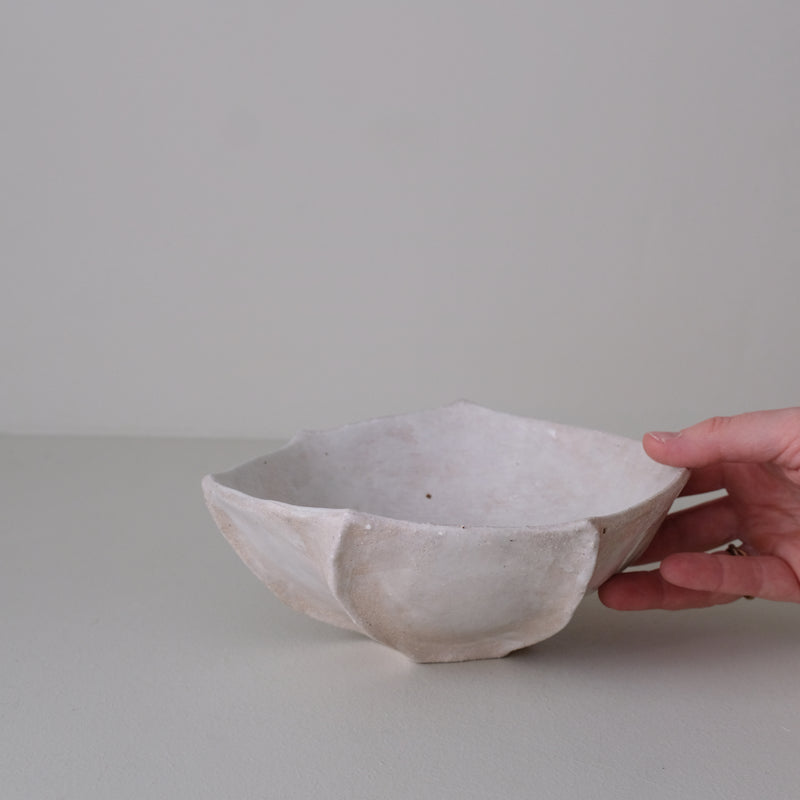 Coupe en grès blanc "Thala"  D 20cm - blanc brillant de Lucia Mondadori chez Brutal Ceramics