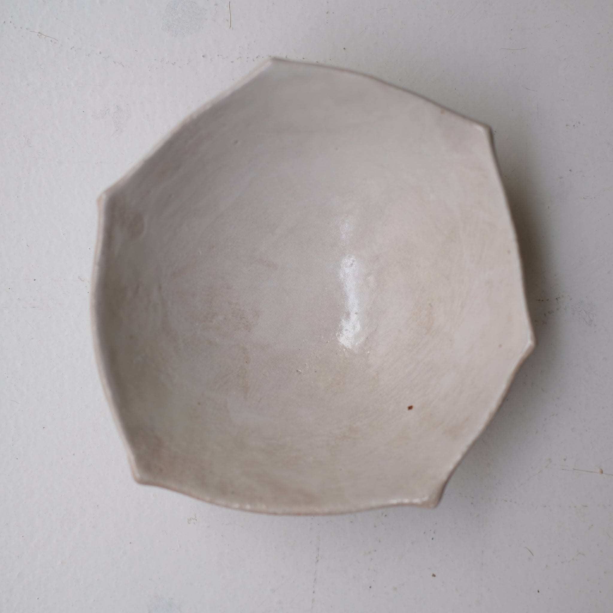 Coupe en grès blanc "Thala"  D 20cm - blanc brillant de Lucia Mondadori chez Brutal Ceramics