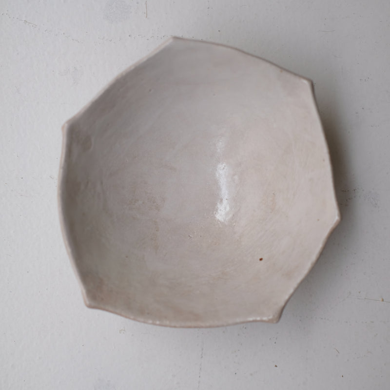 Coupe en grès blanc "Thala"  D 20cm - blanc brillant de Lucia Mondadori chez Brutal Ceramics