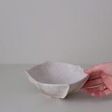 Coupe en grès blanc "Thala"  D 20cm - blanc brillant de Lucia Mondadori chez Brutal Ceramics