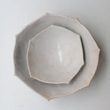 Coupe en grès blanc "Thala"  D 20cm - blanc brillant de Lucia Mondadori chez Brutal Ceramics
