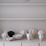 Vase en grès blanc "Thala" M - H 21cm - blanc brillant de Lucia Mondadori chez Brutal Ceramics