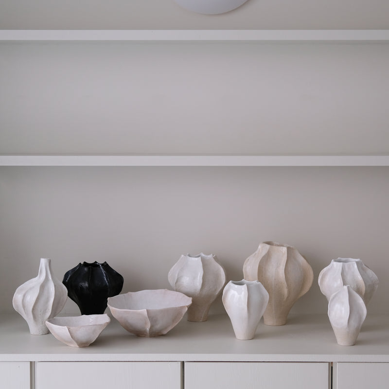 Vase en grès blanc "Thala" M - H 21cm - blanc brillant de Lucia Mondadori chez Brutal Ceramics