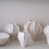 Vase en grès blanc "Thala" S - H 17cm - blanc brillant de Lucia Mondadori chez Brutal Ceramics
