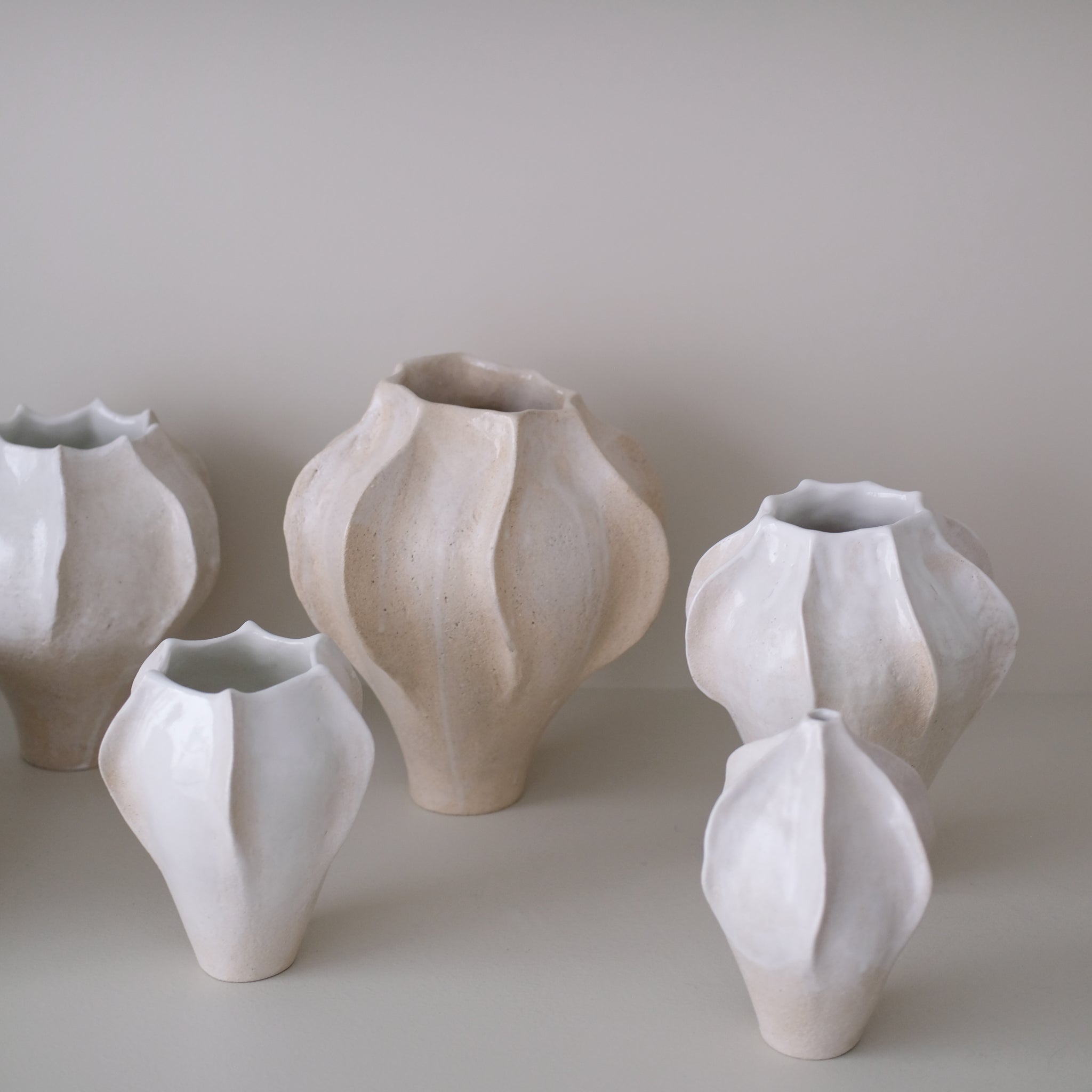 Vase en grès blanc "Thala" S - H 17cm - blanc brillant de Lucia Mondadori chez Brutal Ceramics
