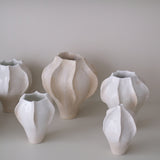 Vase en grès blanc "Thala" S - H 17cm - blanc brillant de Lucia Mondadori chez Brutal Ceramics