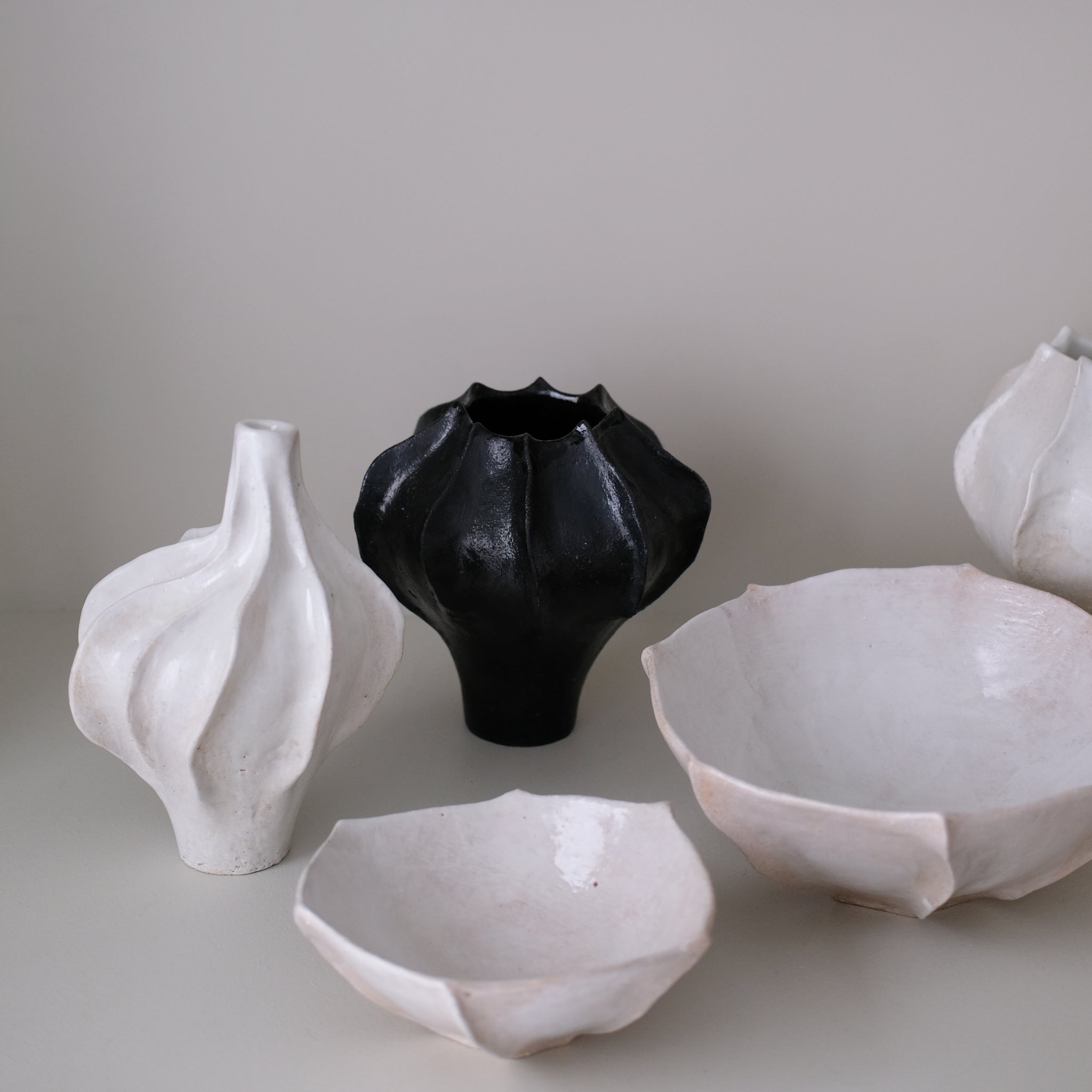 Vase en grès blanc "Thala" M - H 19cm - noir satiné de Lucia Mondadori chez Brutal Ceramics