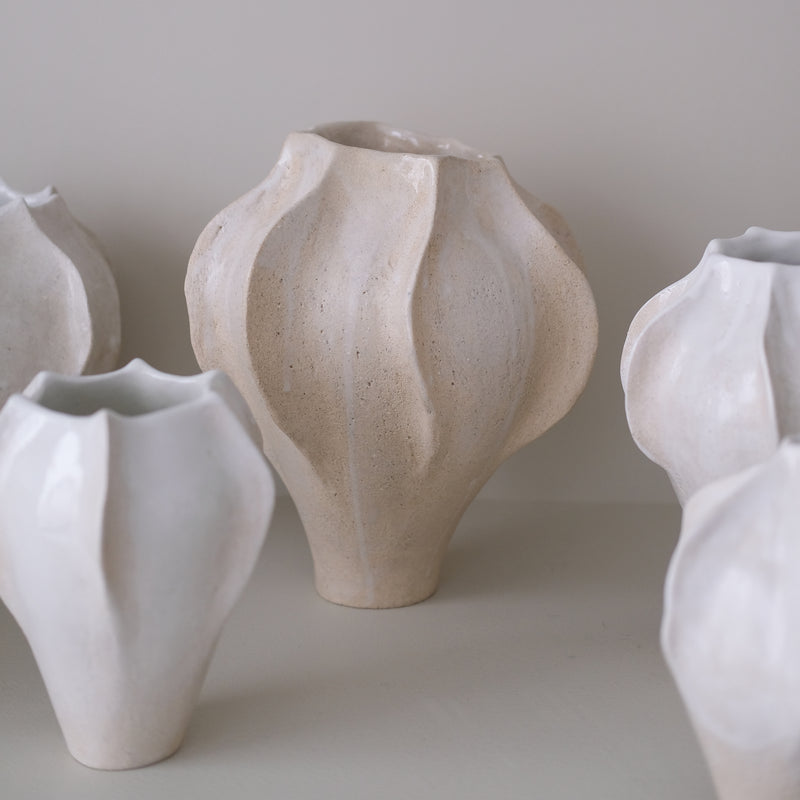 Vase en grès blanc "Thala" L - H 25cm - blanc beige de Lucia Mondadori chez Brutal Ceramics