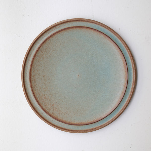 Assiette en Grès bleu-vert par Malo chez Brutal Ceramics