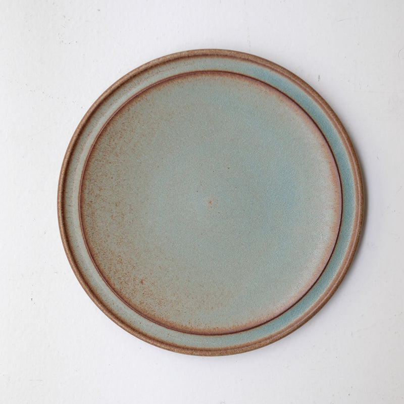 Assiette en Grès bleu-vert par Malo chez Brutal Ceramics