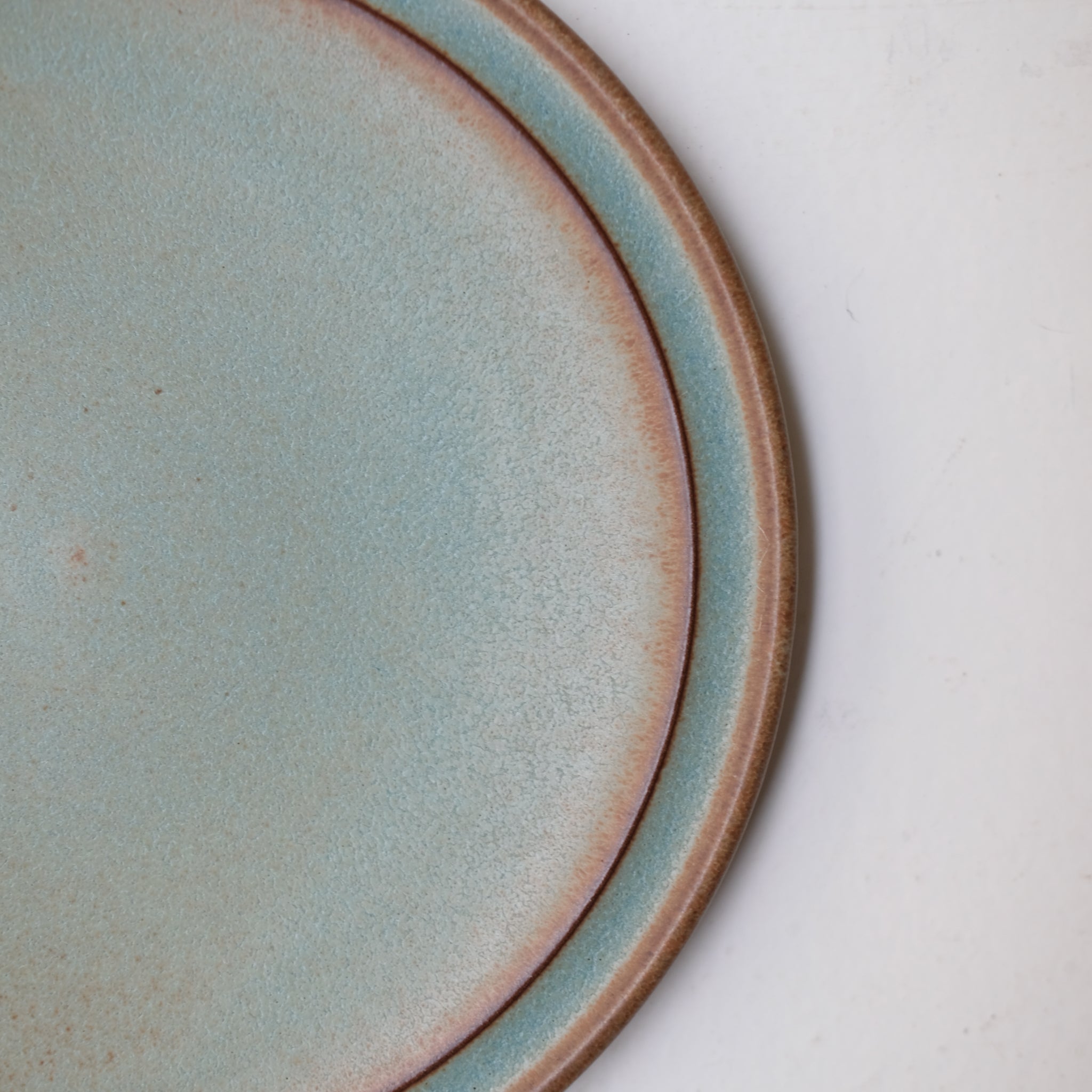 Assiette en Grès bleu-vert par Malo chez Brutal Ceramics