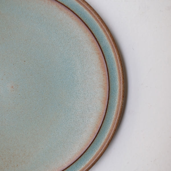 Assiette en Grès bleu-vert par Malo chez Brutal Ceramics