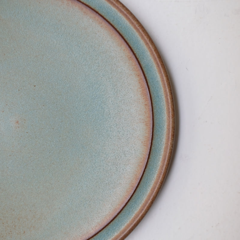 Assiette en Grès bleu-vert par Malo chez Brutal Ceramics