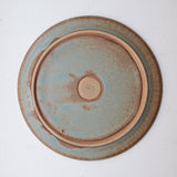 Assiette en Grès bleu-vert par Malo chez Brutal Ceramics