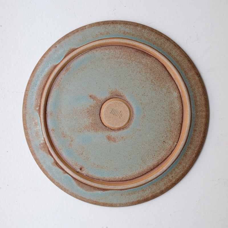 Assiette en Grès bleu-vert par Malo chez Brutal Ceramics