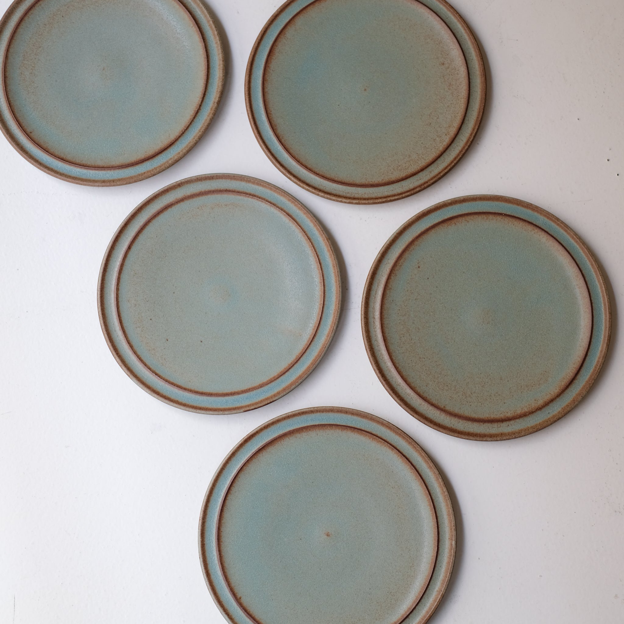 Assiette en Grès bleu-vert par Malo chez Brutal Ceramics