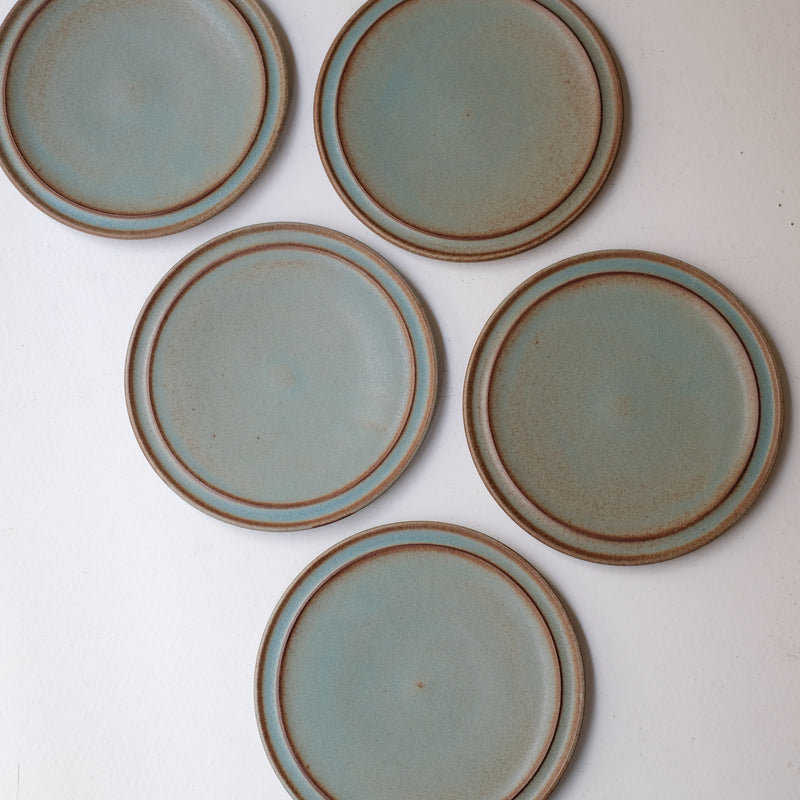 Assiette en Grès bleu-vert par Malo chez Brutal Ceramics