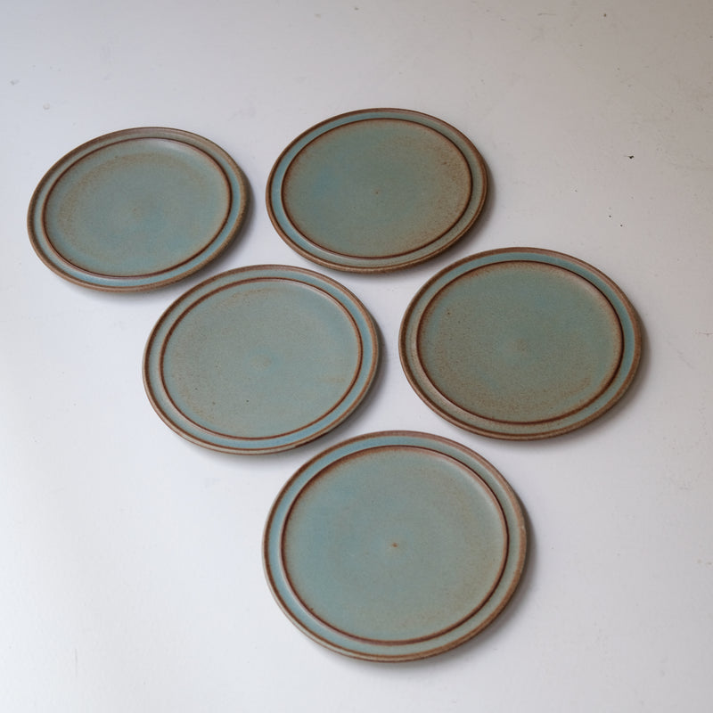 Assiette en Grès bleu-vert par Malo chez Brutal Ceramics