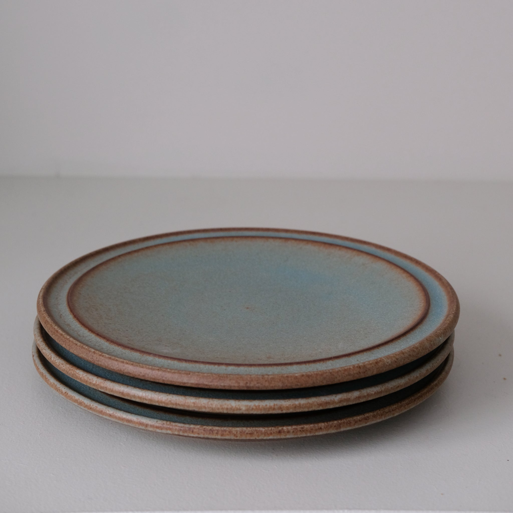 Assiette en Grès bleu-vert par Malo chez Brutal Ceramics
