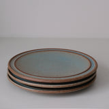 Assiette en Grès bleu-vert par Malo chez Brutal Ceramics