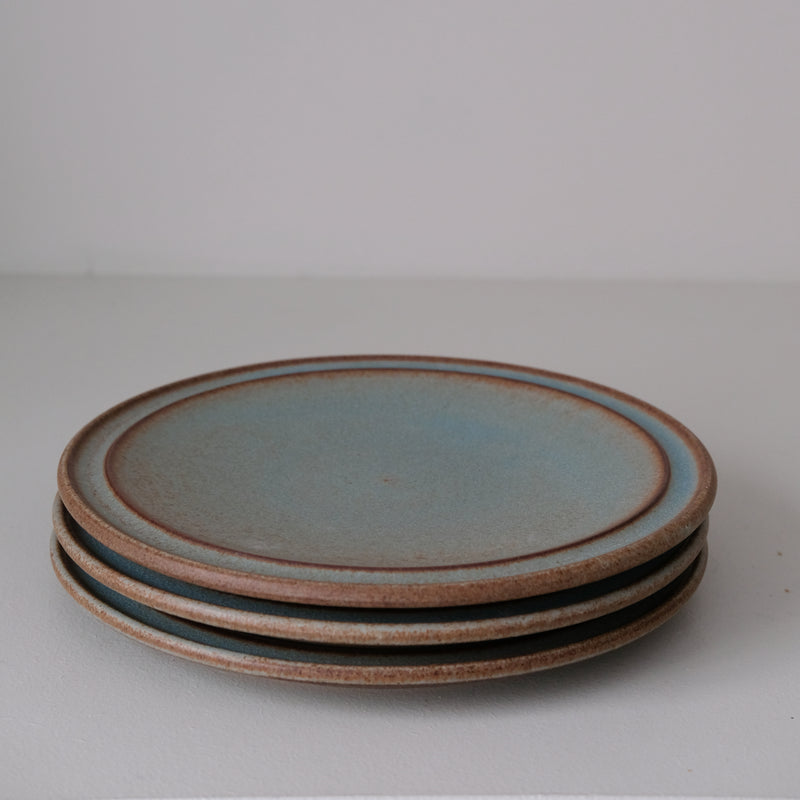 Assiette en Grès bleu-vert par Malo chez Brutal Ceramics