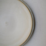 Assiette creuse en grès D 22cm - Blanc cassé par Malo chez Brutal Ceramics