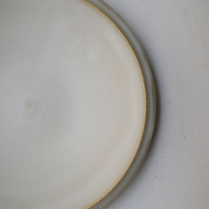 Assiette creuse en grès D 22cm - Blanc cassé par Malo chez Brutal Ceramics